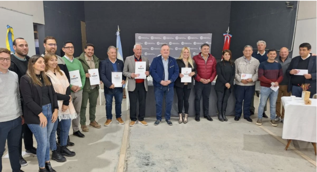 EN CERES SE FIRMARON CONVENIOS PROVINCIALES Y ENTREGARON APORTES A MMYCC POR ALREDEDOR DE $ 400 MILLONES